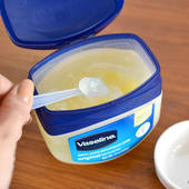 Icon 1441680374 670px make lip gloss with vaseline step 1