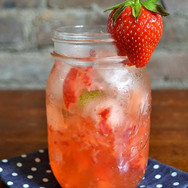 Strawberry mint gin and tonic 4