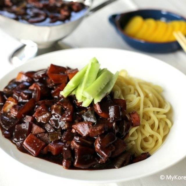 1444036992 korean black bean sauce noodles jajangmyeon2