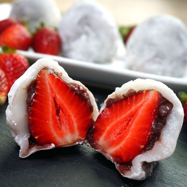 Strawberry mochi with red bean ไดฟุกุไส้ถั่วแดงกับสตรอว์เบอร์รี่ ขนมหวานสไตล์ญี่ปุ่น ที่น่าลิ้มลอง