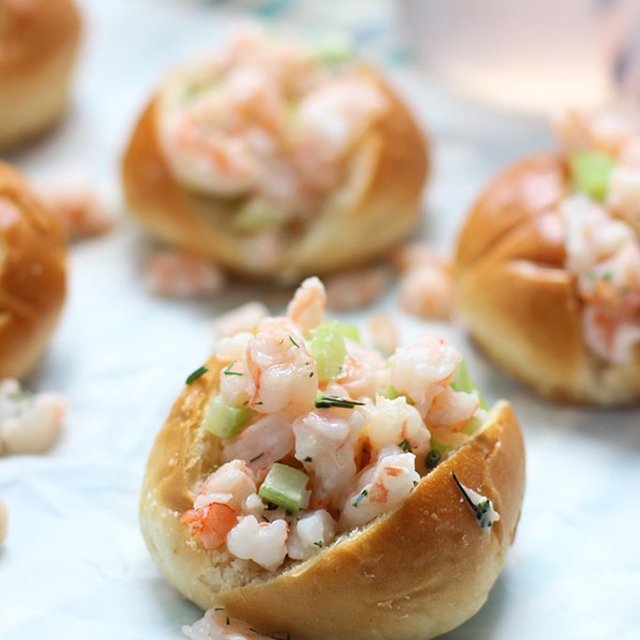 Mini shrimp rolls dill