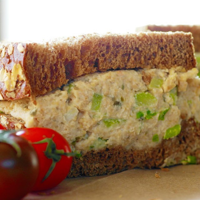 Recipe deli style tuna salad sandwich with cashew mayo