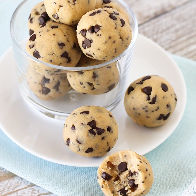 Chocolate chip cookie dough protein bites