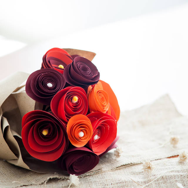 DIYช่อดอกไม้กระดาษไม่แห้งไม่เหี่ยวสำหรับคนมีความรัก