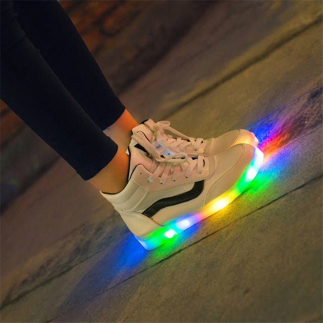 จุดไฟให้ชีวิต "รองเท้าผ้าใบ LED" มีแล้วชีวิตจะมีสีสัน!!
