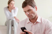 https://image.sistacafe.com/w200/images/uploads/content_image/image/1031/1429161668-jealous-woman-watching-husband-on-phone.jpg