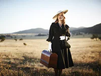 https://image.sistacafe.com/w200/images/uploads/content_image/image/106222/1458363743-The-Dressmaker_Kate-Winslet_travelling-coat-full_Image-credit-Universal-Pictures-797x600.jpg
