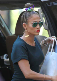 https://image.sistacafe.com/w200/images/uploads/content_image/image/106423/1458450920-hoop-earrings-with-details-on-jlo.jpg