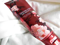 https://image.sistacafe.com/w200/images/uploads/content_image/image/107508/1458657494-Bath-Body-Works-Triple-Moisture-Japanese-Cherry-Blossom-Body-Cream.jpg