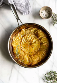 https://image.sistacafe.com/w200/images/uploads/content_image/image/1103241/1666470496-cripsy-sliced-roasted-potatoes-garlic-butter-thyme-3.jpg