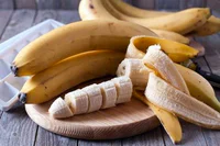https://image.sistacafe.com/w200/images/uploads/content_image/image/110683/1459317630-whole-and-sliced-bananas-on-board.jpg