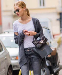https://image.sistacafe.com/w200/images/uploads/content_image/image/114685/1460013130-Simple-but-Stylish-Outfits-For-Women-12.jpg