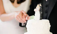 https://image.sistacafe.com/w200/images/uploads/content_image/image/1151/1429266326-Newlyweds-cutting-wedding-001.jpg