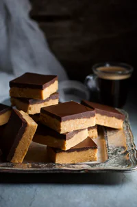https://image.sistacafe.com/w200/images/uploads/content_image/image/11518/1434704752-Chocolate-Peanut-Butter-Slice_680px1.jpg