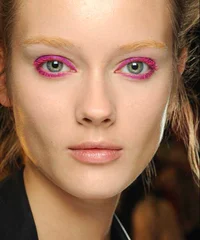 https://image.sistacafe.com/w200/images/uploads/content_image/image/115438/1460109219-pink-eye-mascara-makeup.jpg