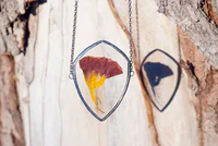 https://image.sistacafe.com/w200/images/uploads/content_image/image/115761/1460180662-pressed-flower-leaf-jewelry-stained-glass-wwheart-11.jpg
