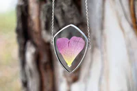 https://image.sistacafe.com/w200/images/uploads/content_image/image/115763/1460180805-pressed-flower-leaf-jewelry-stained-glass-wwheart-17.jpg