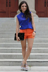 https://image.sistacafe.com/w200/images/uploads/content_image/image/11684/1434879879-black-jill-milan-bag-orange-zara-shorts-blue-beginning-boutique-top_400.jpg