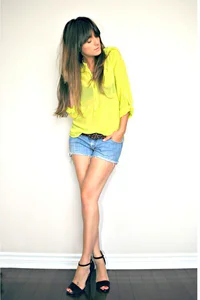 https://image.sistacafe.com/w200/images/uploads/content_image/image/11699/1434882710-blue-diy-shorts-levis-shorts-yellow-neon-necessary-clothing-blouse_400.jpg