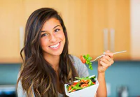 https://image.sistacafe.com/w200/images/uploads/content_image/image/117271/1460428523-healthy-woman-eating-salad.jpg