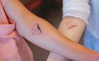 https://image.sistacafe.com/w200/images/uploads/content_image/image/11790/1434957910-couple-minimalist-tattoo.jpg
