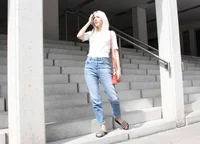 https://image.sistacafe.com/w200/images/uploads/content_image/image/118556/1460704840-girlfriend-jeans-adiletten-weekday-basic-casual-red-lips-look-outfit-style-fashion-blog-stryletz-04-1170x842.jpg