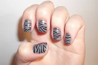 https://image.sistacafe.com/w200/images/uploads/content_image/image/120023/1460959768-nail-art-gray-striped-nail-art-nail-art-1600x1065-630x419.jpg