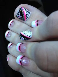 https://image.sistacafe.com/w200/images/uploads/content_image/image/121900/1461264954-Pink-black-and-white-flower-zebra-toe-nail-design.jpg