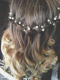 https://image.sistacafe.com/w200/images/uploads/content_image/image/122050/1461298940-Bridesmaids-Flower-Hair.jpg