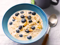 https://image.sistacafe.com/w200/images/uploads/content_image/image/122733/1461394125-FNK_Healthy-Overnight-Blueberry-Almond-Oatmeal_s4x3.jpg