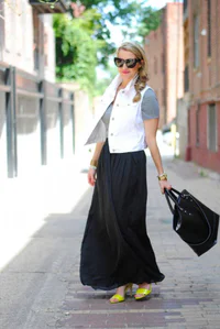 https://image.sistacafe.com/w200/images/uploads/content_image/image/124551/1461682898-5.-peasant-skirt-with-basic-tee-and-vest.jpg