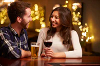 https://image.sistacafe.com/w200/images/uploads/content_image/image/125068/1461761708-photodune-10900408-couple-enjoying-evening-drinks-in-bar-l.jpg