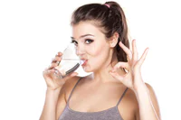https://image.sistacafe.com/w200/images/uploads/content_image/image/12649/1435134663-Women-drinking-water.jpg