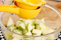 https://image.sistacafe.com/w200/images/uploads/content_image/image/128333/1462510834-2-bananas-apples-and-lemon-.jpg