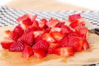 https://image.sistacafe.com/w200/images/uploads/content_image/image/128338/1462511229-3-cut-strawberries.jpg