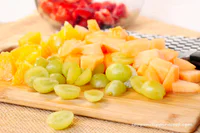 https://image.sistacafe.com/w200/images/uploads/content_image/image/128343/1462511550-5-cut-grapes-and-canteloupe.jpg