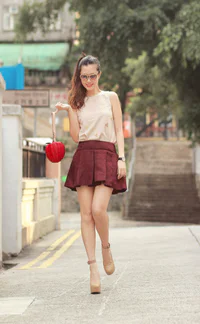 https://image.sistacafe.com/w200/images/uploads/content_image/image/131997/1463241725-7.-apple-bag-with-preppy-outfit.jpg