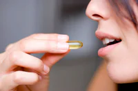 https://image.sistacafe.com/w200/images/uploads/content_image/image/133406/1463547316-woman-taking-vitamin.jpg