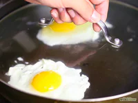 https://image.sistacafe.com/w200/images/uploads/content_image/image/14120/1435655908-670px-Make-Sunny-Side-up-Eggs-Step-7.jpg