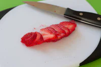 https://image.sistacafe.com/w200/images/uploads/content_image/image/141825/1465196587-Sliced-Strawberries.jpg