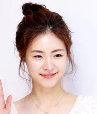 https://image.sistacafe.com/w200/images/uploads/content_image/image/147221/1466133687-Pretty-Korean-Messy-Bun-Hairstyle.jpg