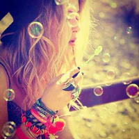 https://image.sistacafe.com/w200/images/uploads/content_image/image/150166/1466587395-girl-blow-bubbles-summer-day-isidora-leyton.jpg
