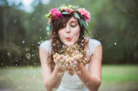 https://image.sistacafe.com/w200/images/uploads/content_image/image/150170/1466587533-glitter-blowing-bride.jpg