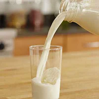 https://image.sistacafe.com/w200/images/uploads/content_image/image/151955/1466766810-low-fat-milk-superfood-400x400.jpg