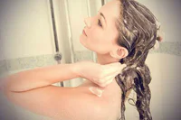 https://image.sistacafe.com/w200/images/uploads/content_image/image/153958/1467098678-Woman-in-the-shower-washing-her-hair.jpg