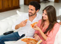https://image.sistacafe.com/w200/images/uploads/content_image/image/158585/1468212726-couple-eating-pizza.jpg