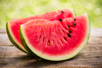 https://image.sistacafe.com/w200/images/uploads/content_image/image/158835/1467966190-bigstock-Watermelon-slices-on-the-woode-93567407.jpg