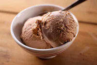 https://image.sistacafe.com/w200/images/uploads/content_image/image/15896/1436257236-11506_guinness_milk_chocolate_ice_cream.jpg