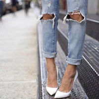 https://image.sistacafe.com/w200/images/uploads/content_image/image/160329/1468328015-ripped-knee-jeans-street-style-18.jpg
