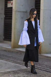 https://image.sistacafe.com/w200/images/uploads/content_image/image/162498/1468662581-sleeveless-vest-oversized-sleeves-bell-sleeves-ankle-boots-black-and-blue-sky-blue-midi-skirt-spring-work-outfit-australia-fashion-week-ref-640x961.jpg